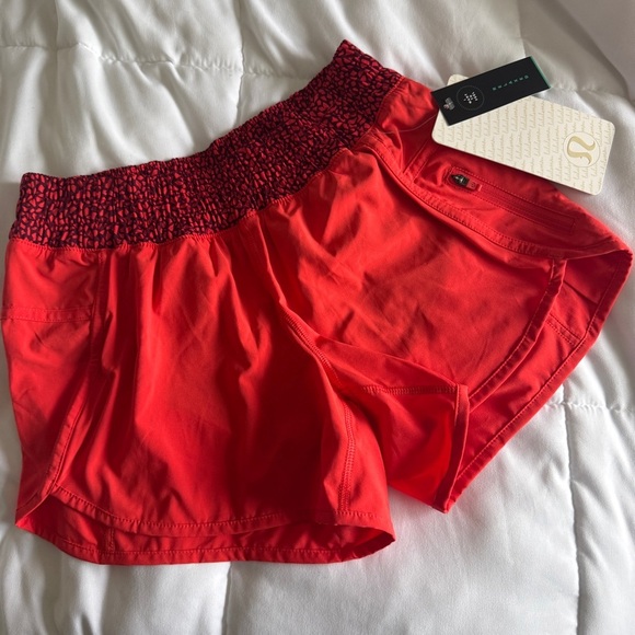🆕❤️ Lululemon Tracker Short III - Alarming Miss Mosaic Red Grape - Picture 1 of 11